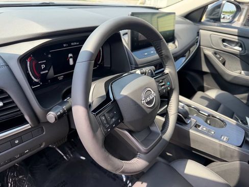 Used 2025 Nissan Rogue SL FWD image 18