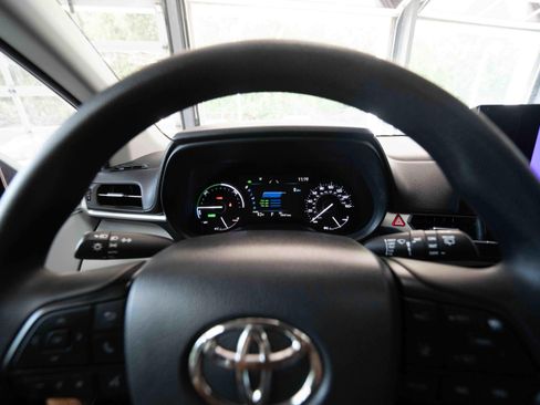 Used 2025 Toyota Sienna LE w/ LE Plus Package AWD/4WD image 15