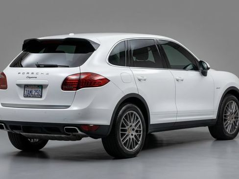 Used 2013 Porsche Cayenne Diesel AWD/4WD image 2