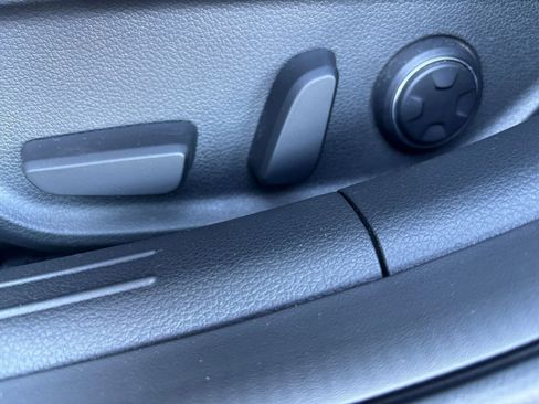 Used 2025 Genesis G70 2.5T image 24