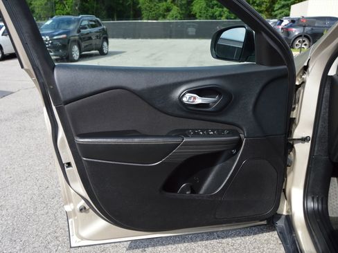 Used 2015 Jeep Cherokee Latitude image 14