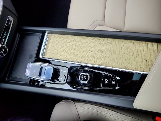 New 2027 Volvo XC60 B5 Plus AWD/4WD image 26