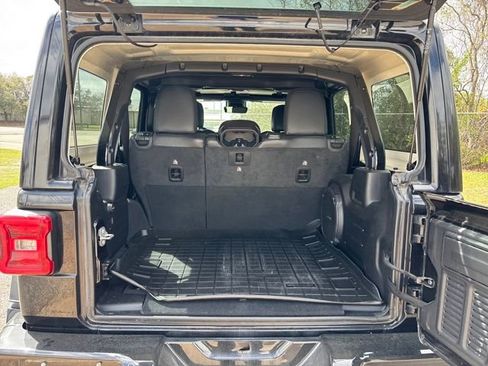 Used 2022 Jeep Wrangler Unlimited Sahara image 8
