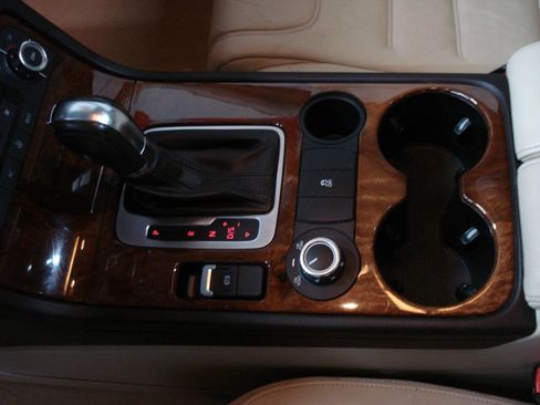 Used 2013 Volkswagen Touareg Sport image 30