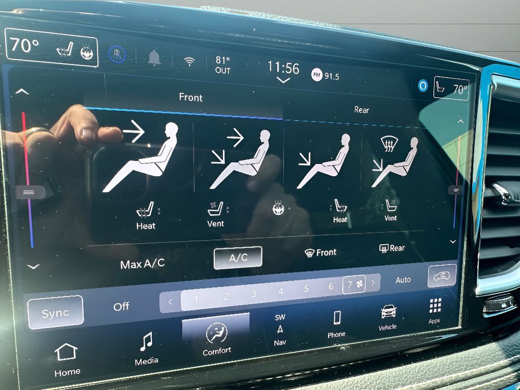 Used 2025 Chrysler Pacifica Limited FWD image 32
