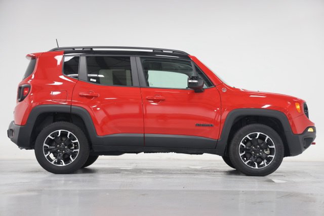 Used 2023 Jeep Renegade Trailhawk w/ Trailhawk Elite Group AWD/4WD image 15