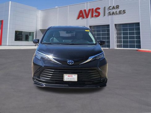 Used 2025 Toyota Sienna LE image 10