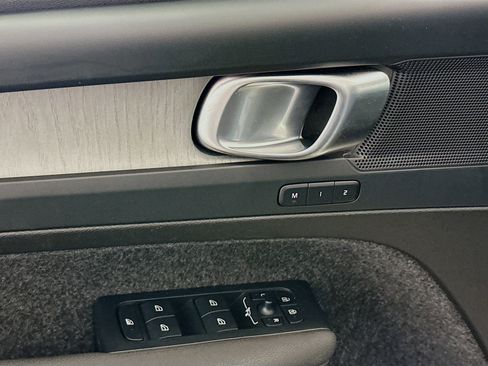 Used 2025 Volvo XC40 B5 Plus image 15