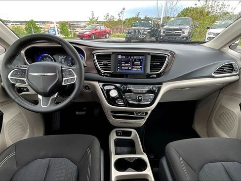 Used 2023 Chrysler Voyager LX FWD image 8