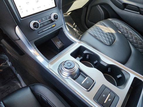 Used 2024 Ford Edge Titanium image 18