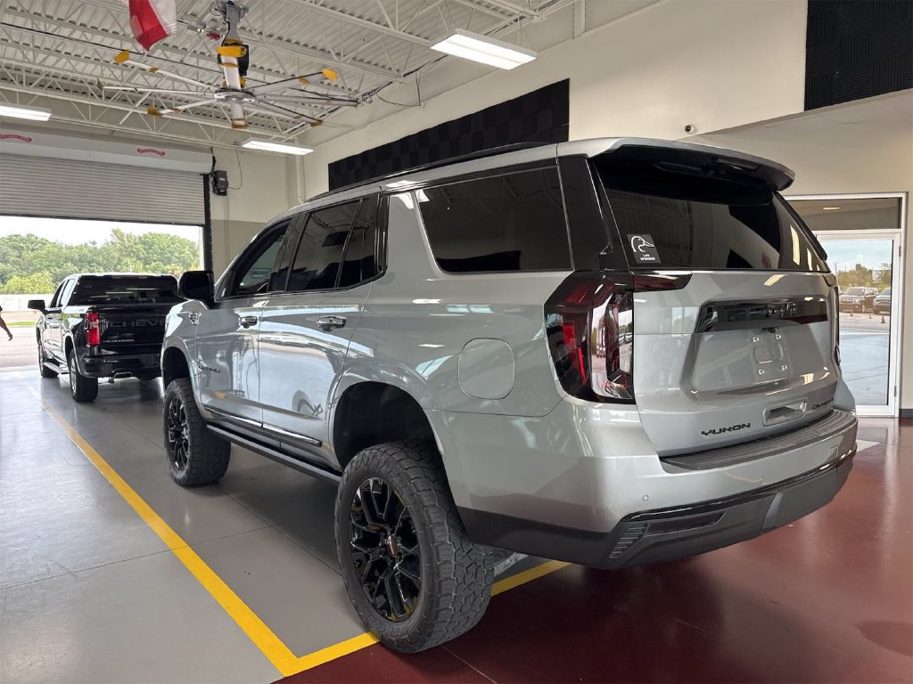 Used 2024 GMC Yukon Denali AWD/4WD image 3