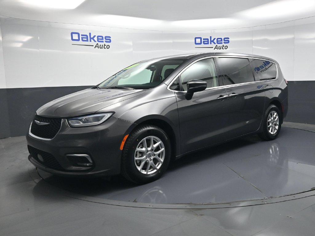 Used 2023 Chrysler Pacifica Touring-L FWD image 3