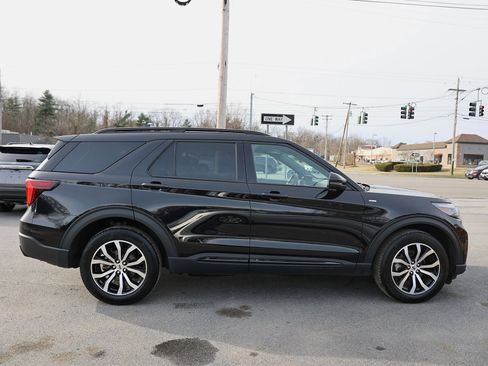 Certified 2025 Ford Explorer ST-Line image 8
