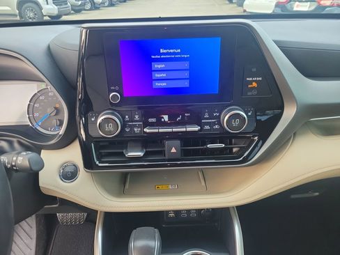 Certified 2023 Toyota Highlander XLE image 28