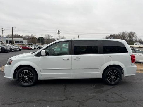 Used 2017 Dodge Grand Caravan SE image 4