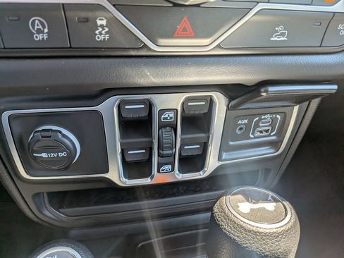 Used 2026 Jeep Wrangler Unlimited Sahara AWD/4WD image 16