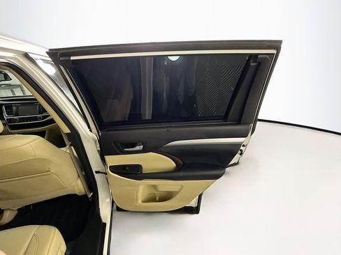 Used 2015 Toyota Highlander XLE image 32