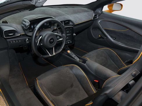 Used 2026 McLaren Artura Spider RWD image 22