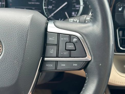 Used 2021 Toyota Highlander XLE AWD/4WD image 39