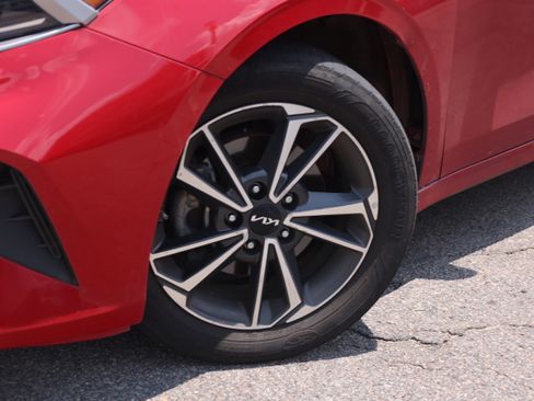 Used 2022 Kia Forte LXS w/ LXS Technology Package FWD image 2