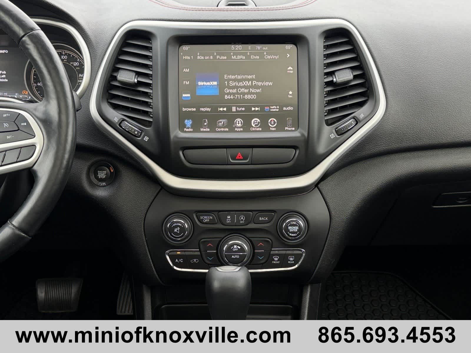 Used 2017 Jeep Cherokee Trailhawk AWD/4WD image 23