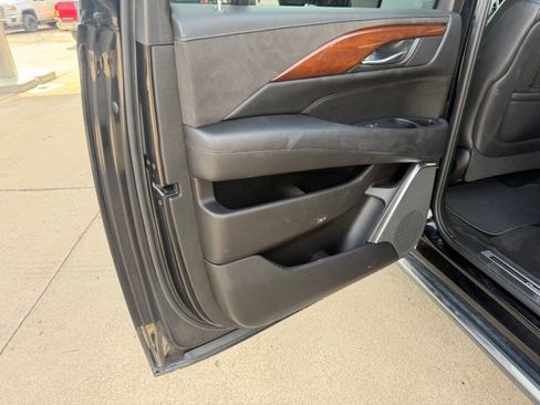 Used 2017 Cadillac Escalade ESV Premium Luxury image 12