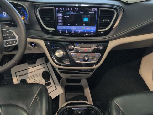 Used 2022 Chrysler Pacifica Touring-L image 16