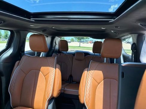 Used 2024 Chrysler Pacifica Pinnacle FWD image 9