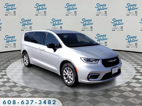 New 2026 Chrysler Pacifica Select AWD/4WD image 3