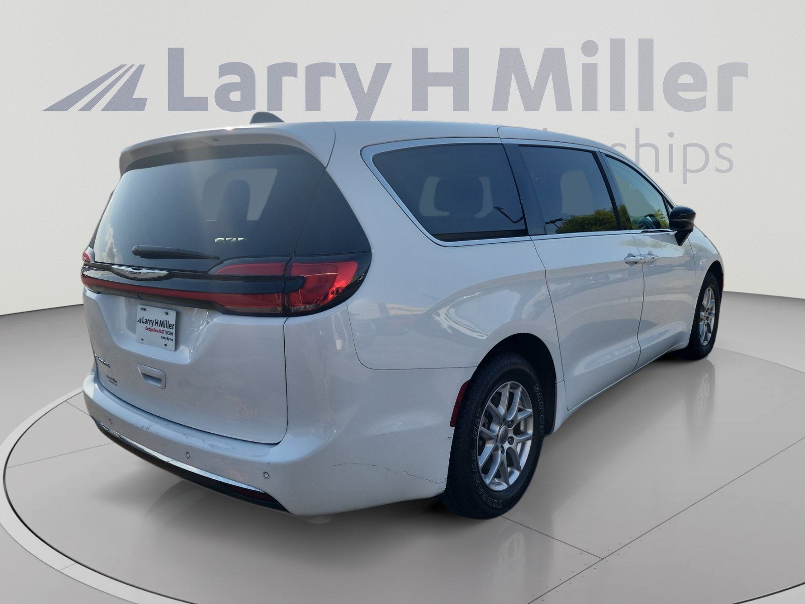 Used 2024 Chrysler Pacifica Touring-L FWD image 5