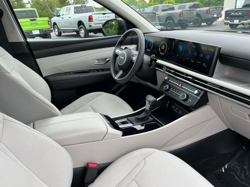 Used 2025 Hyundai Tucson SE FWD image 35