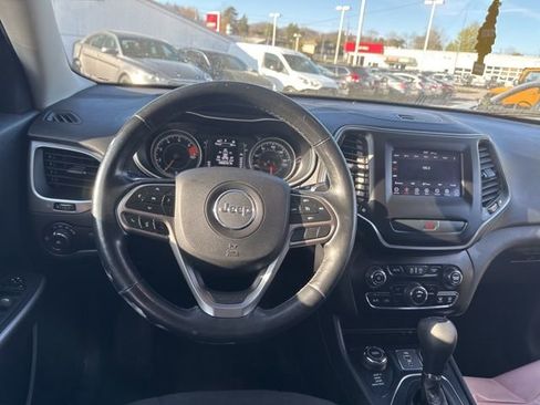 Used 2019 Jeep Cherokee Latitude w/ Cold Weather Group AWD/4WD image 13