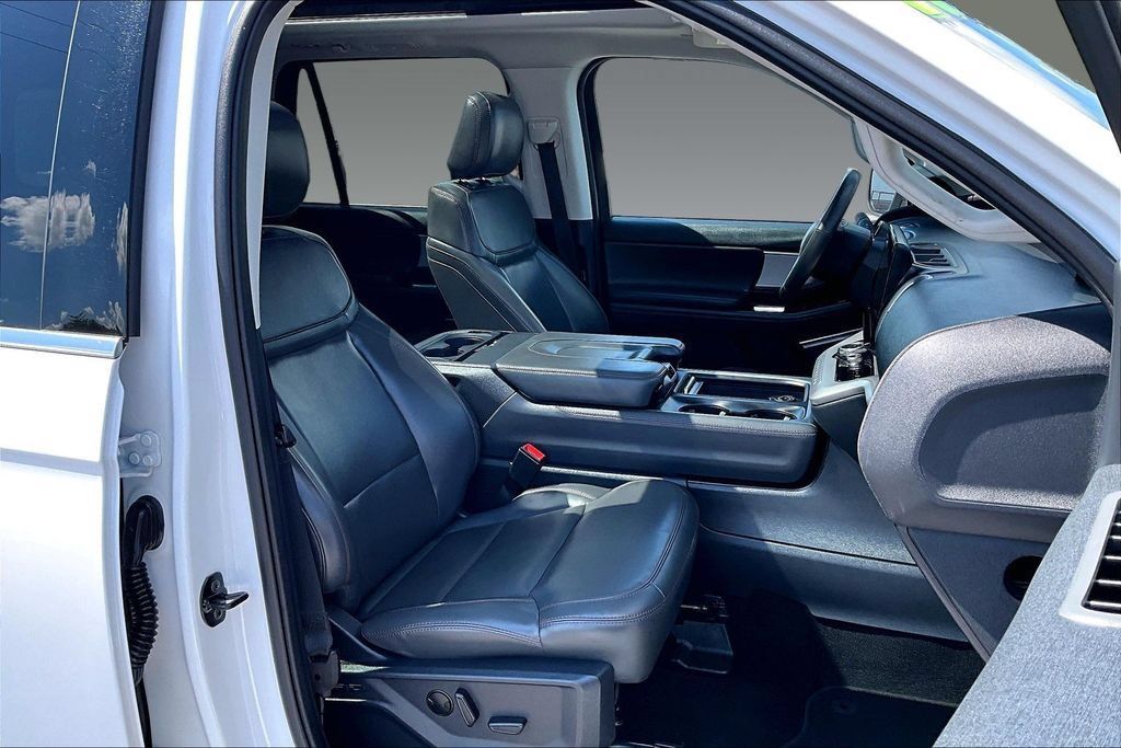 Used 2025 Ford Expedition Active RWD image 4