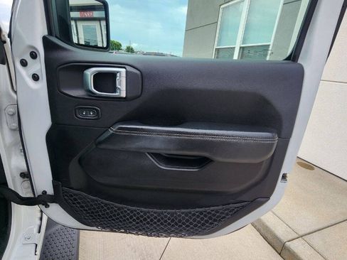 Used 2020 Jeep Wrangler Unlimited Sahara AWD/4WD image 19
