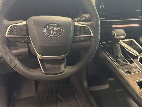 Used 2026 Toyota Sienna Platinum image 3