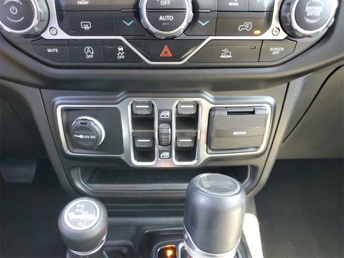 Used 2022 Jeep Wrangler Unlimited Sahara image 29