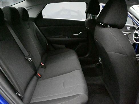 Used 2023 Hyundai Elantra SE w/ Preferred Accessory Package image 17