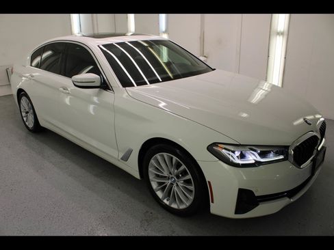 Used 2021 BMW 530i w/ Convenience Package RWD image 2