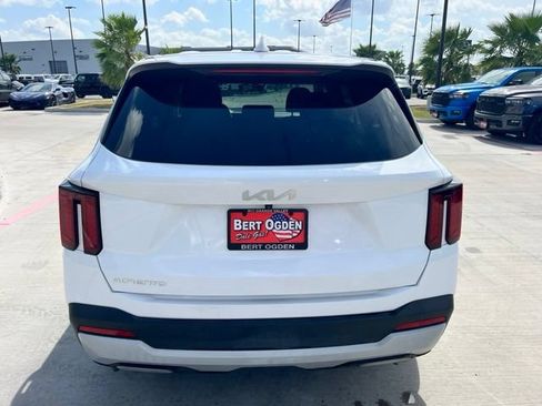 Used 2025 Kia Sorento LX FWD image 5