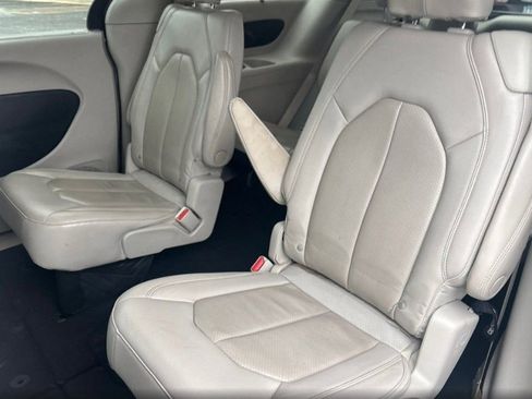 Used 2021 Chrysler Pacifica Touring-L image 12