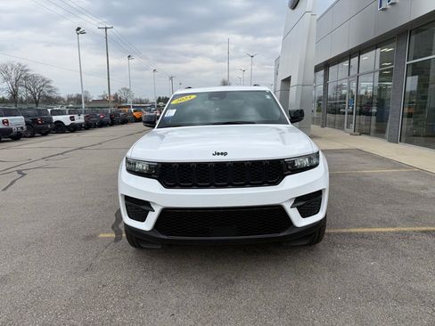 Used 2025 Jeep Grand Cherokee Altitude image 34