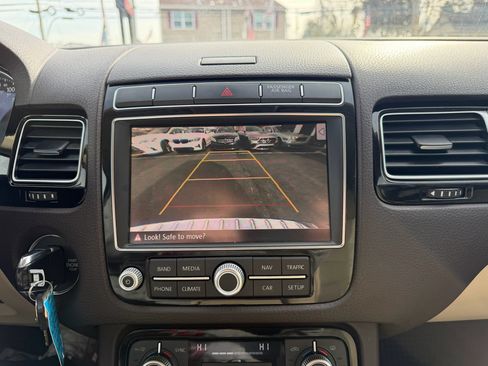 Used 2016 Volkswagen Touareg Sport image 19