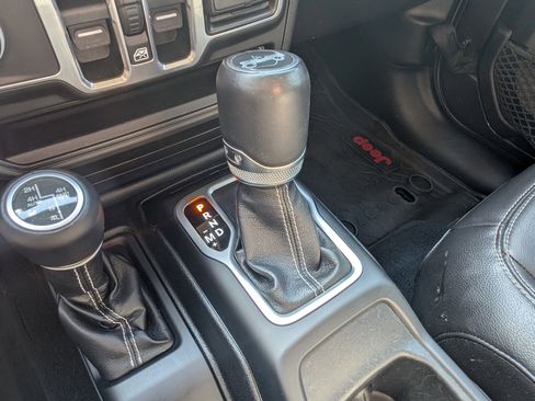 Used 2018 Jeep Wrangler Unlimited Sahara AWD/4WD image 31