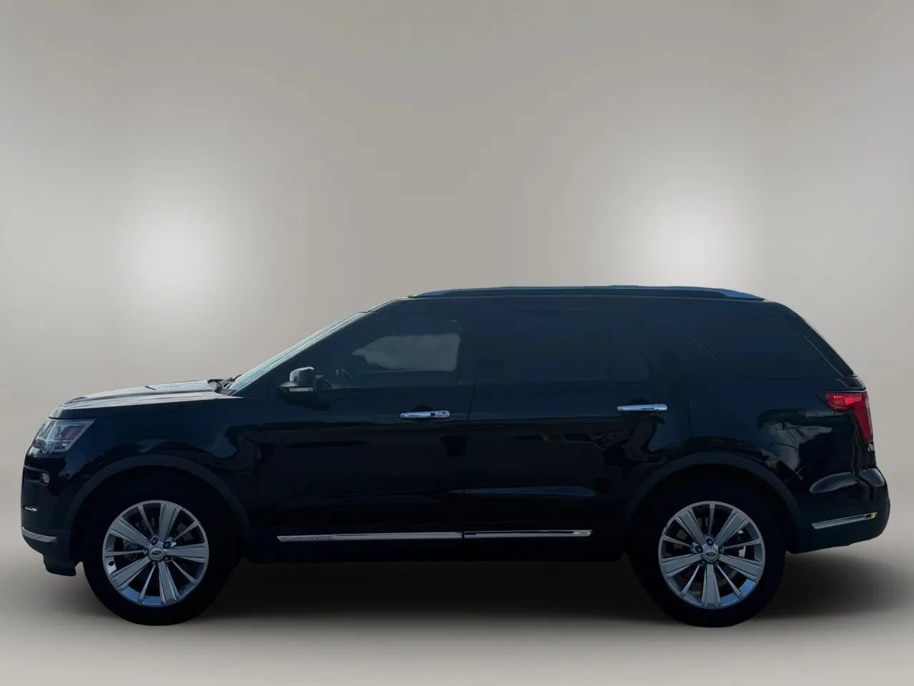 Used 2019 Ford Explorer Limited w/ Ford Safe & Smart Package FWD image 4