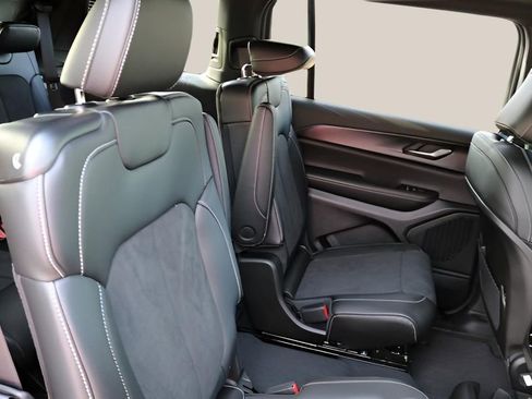 New 2025 Jeep Grand Cherokee L Altitude RWD image 19