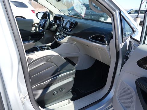 Used 2024 Chrysler Pacifica Limited FWD image 28