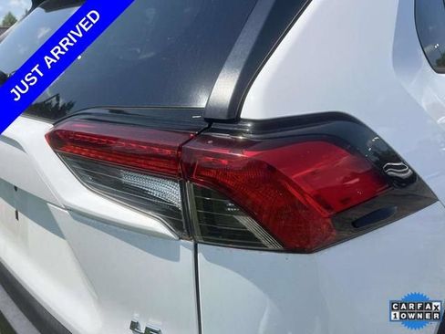Used 2021 Toyota RAV4 LE AWD/4WD image 10