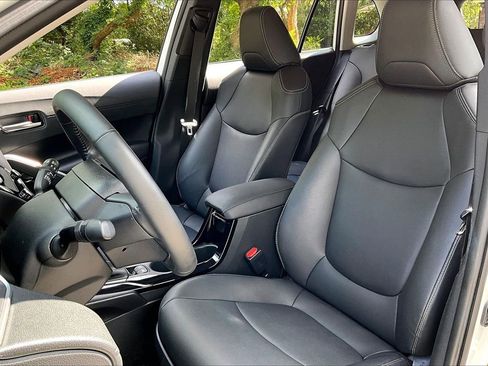 Used 2023 Toyota Corolla Cross XLE w/ Convenience Package FWD image 18