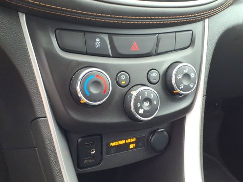 Used 2022 Chevrolet Trax LT w/ LT Convenience Package AWD/4WD image 14