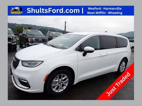 Used 2023 Chrysler Pacifica Touring-L FWD image 1